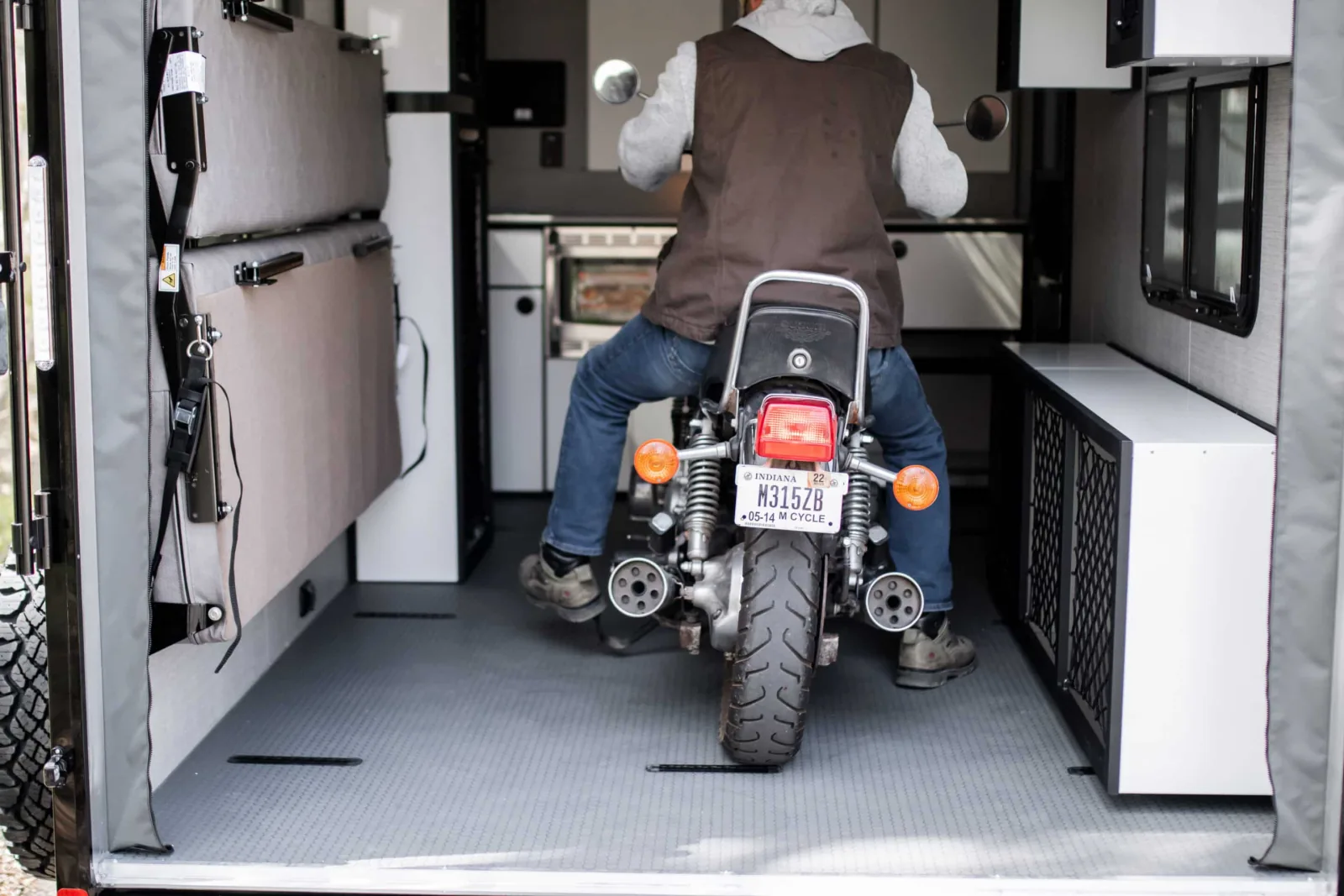 Plā 350 Compact Travel Trailer Toy Hauler — view 10
