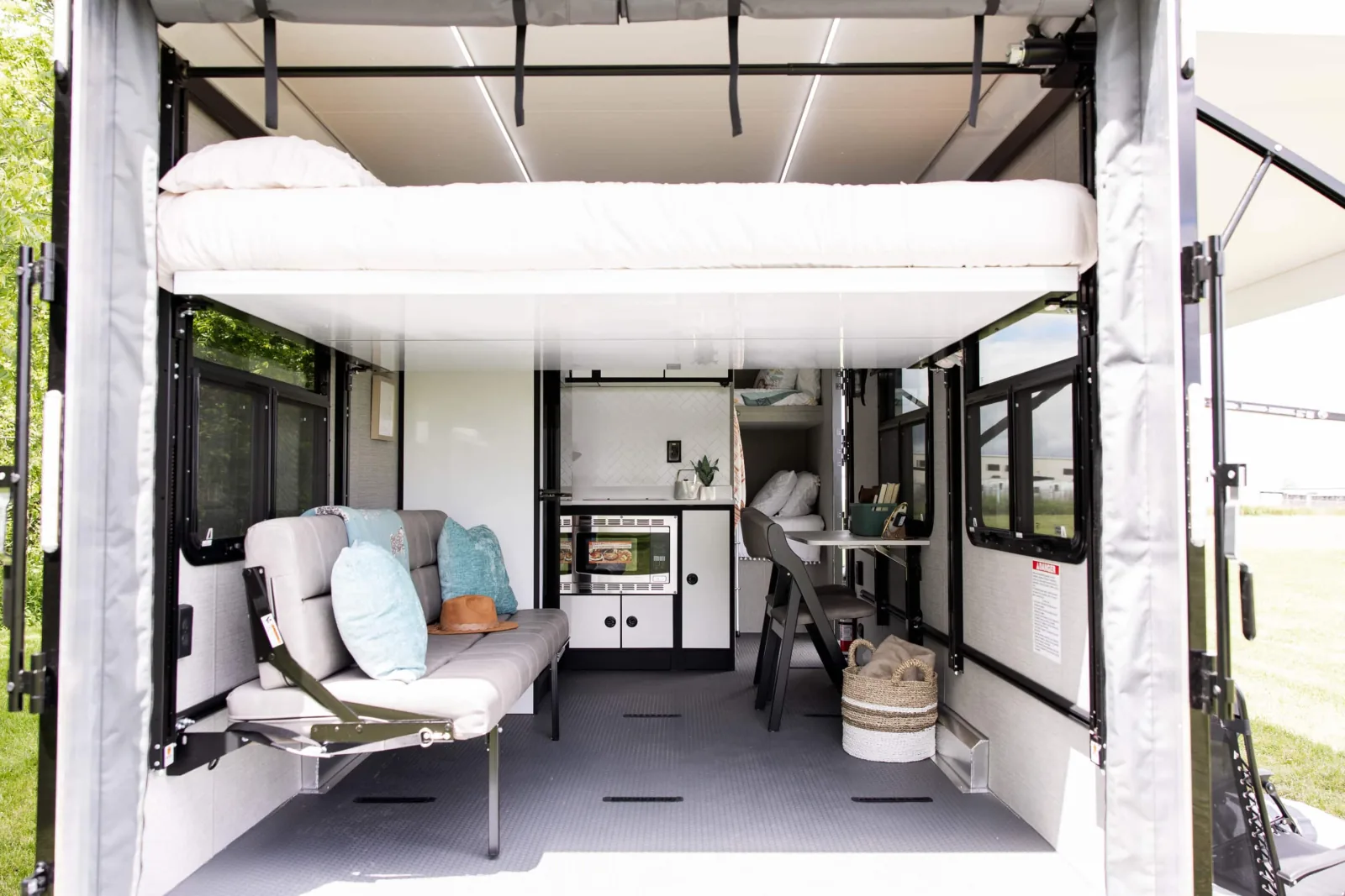 Plā 450 Mid-Size Configurable Toy Hauler — view 1