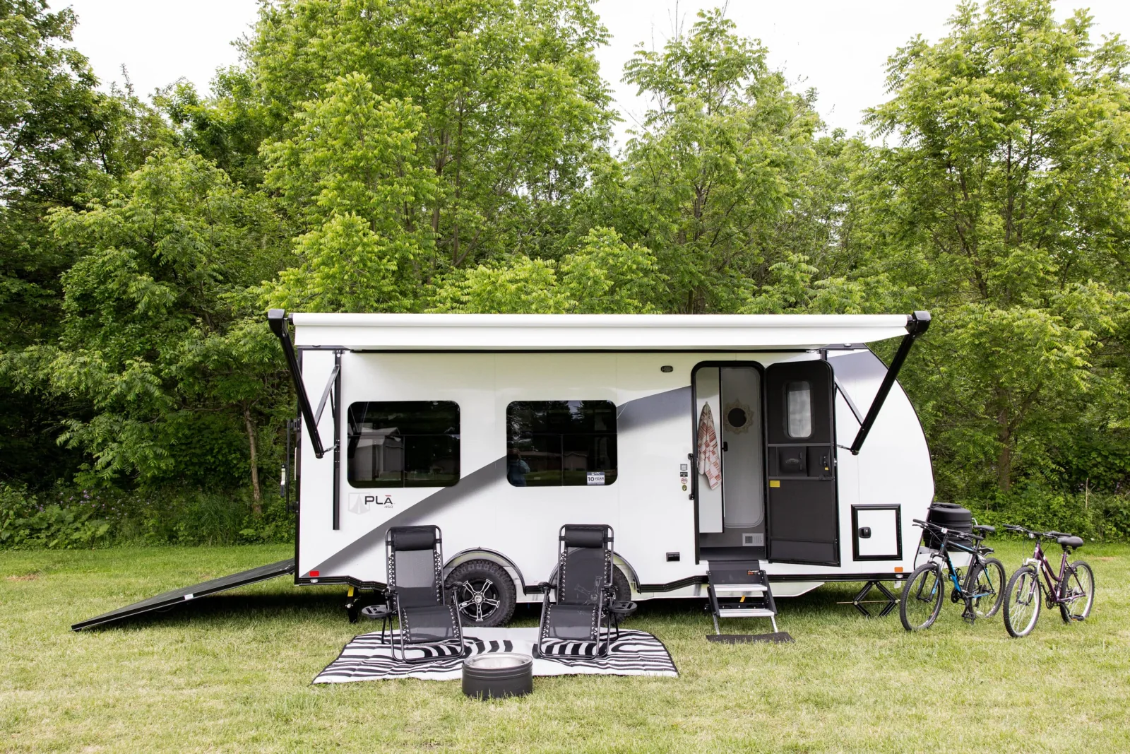 Plā 450 Mid-Size Configurable Toy Hauler — view 3