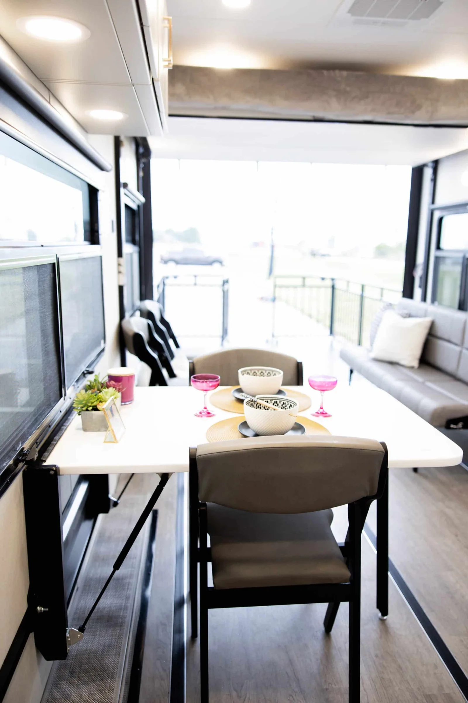 Plā 550 Travel Trailer Toy Hauler — view 1