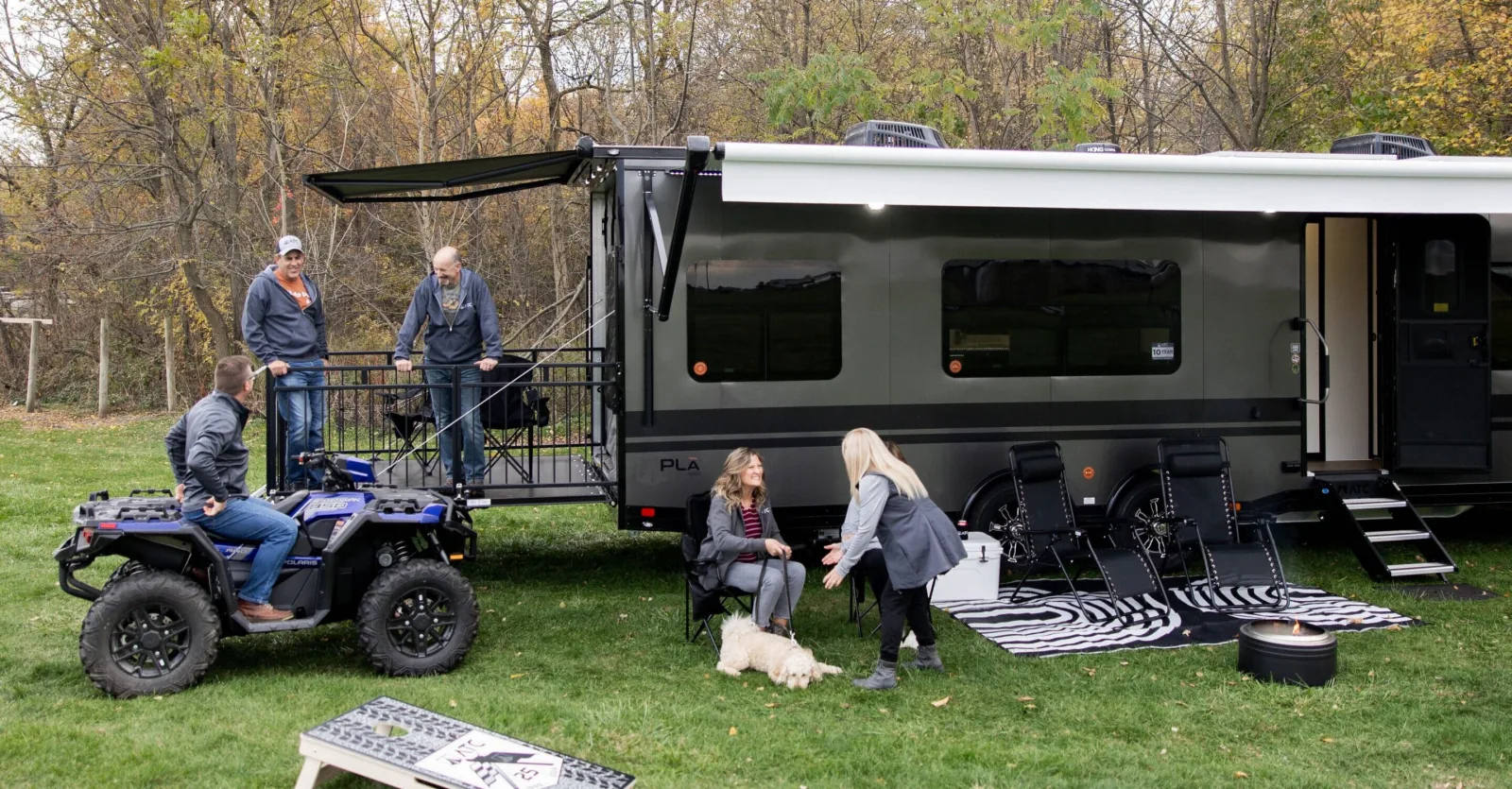 Plā 550 Travel Trailer Toy Hauler — view 2
