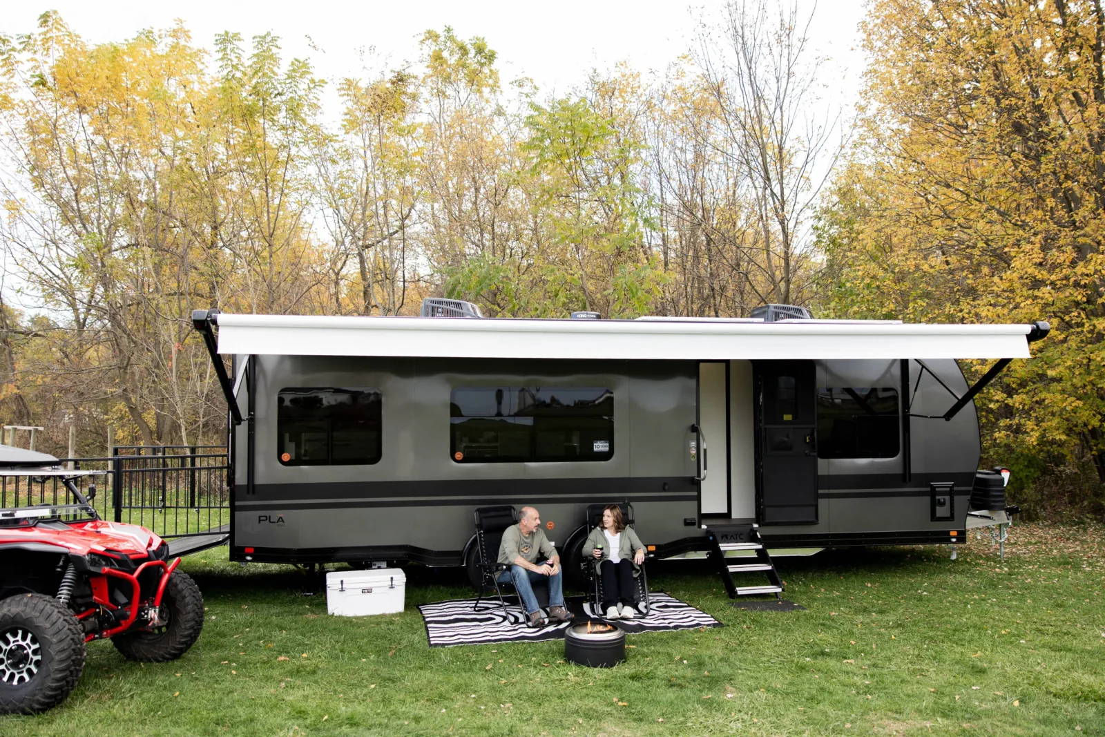 Plā 550 Travel Trailer Toy Hauler — view 3