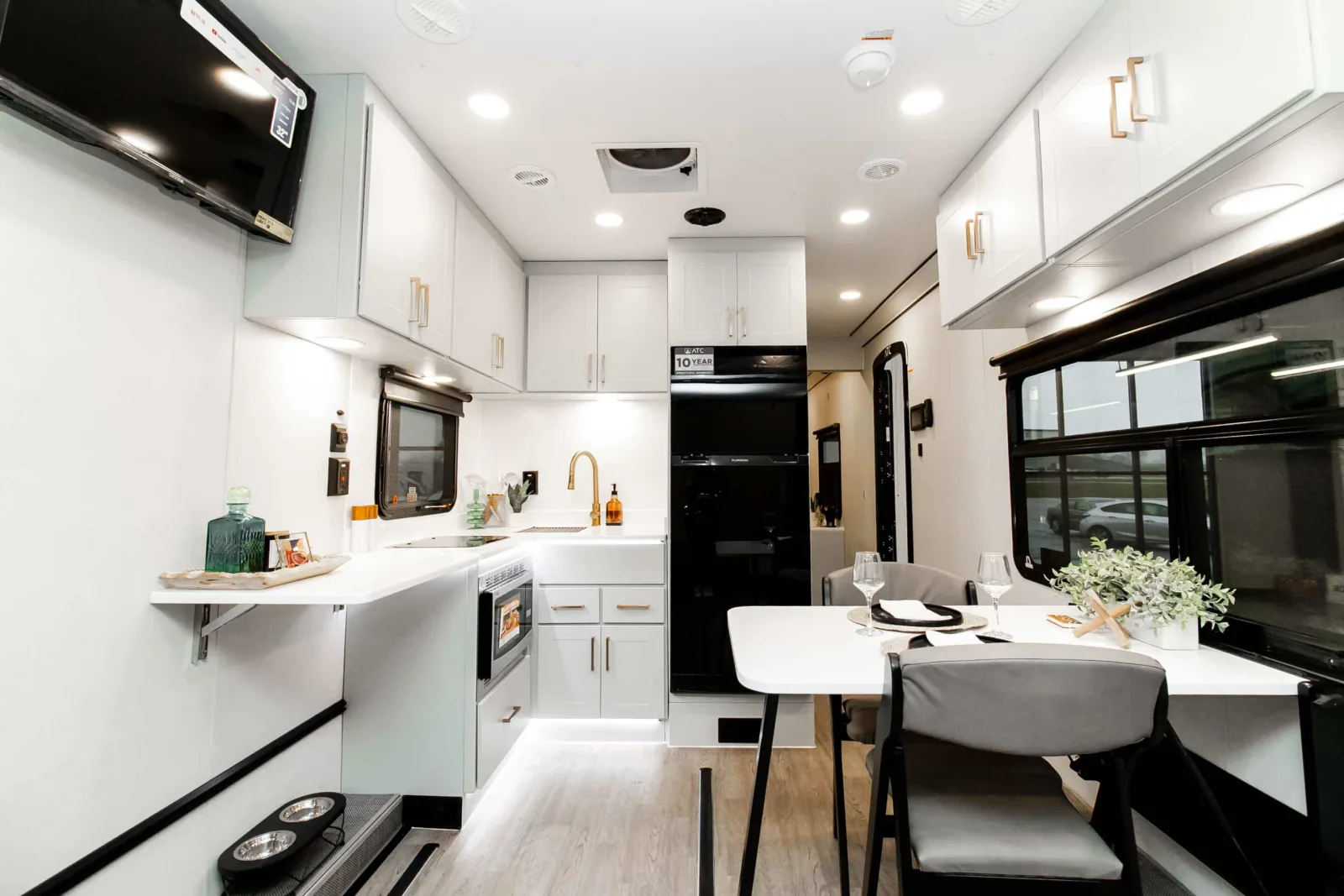 Plā 550 Travel Trailer Toy Hauler — view 4