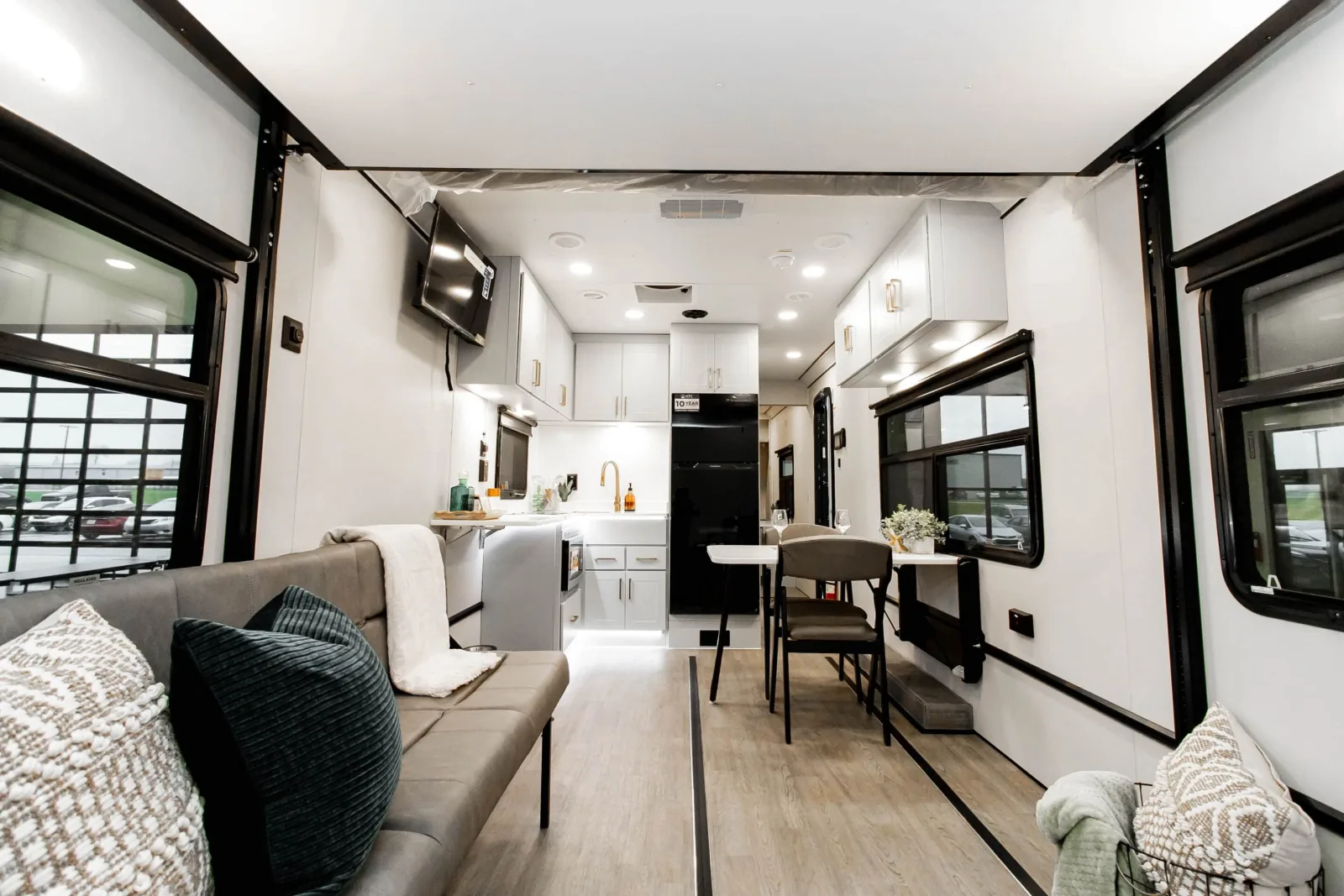 Plā 550 Travel Trailer Toy Hauler — view 5
