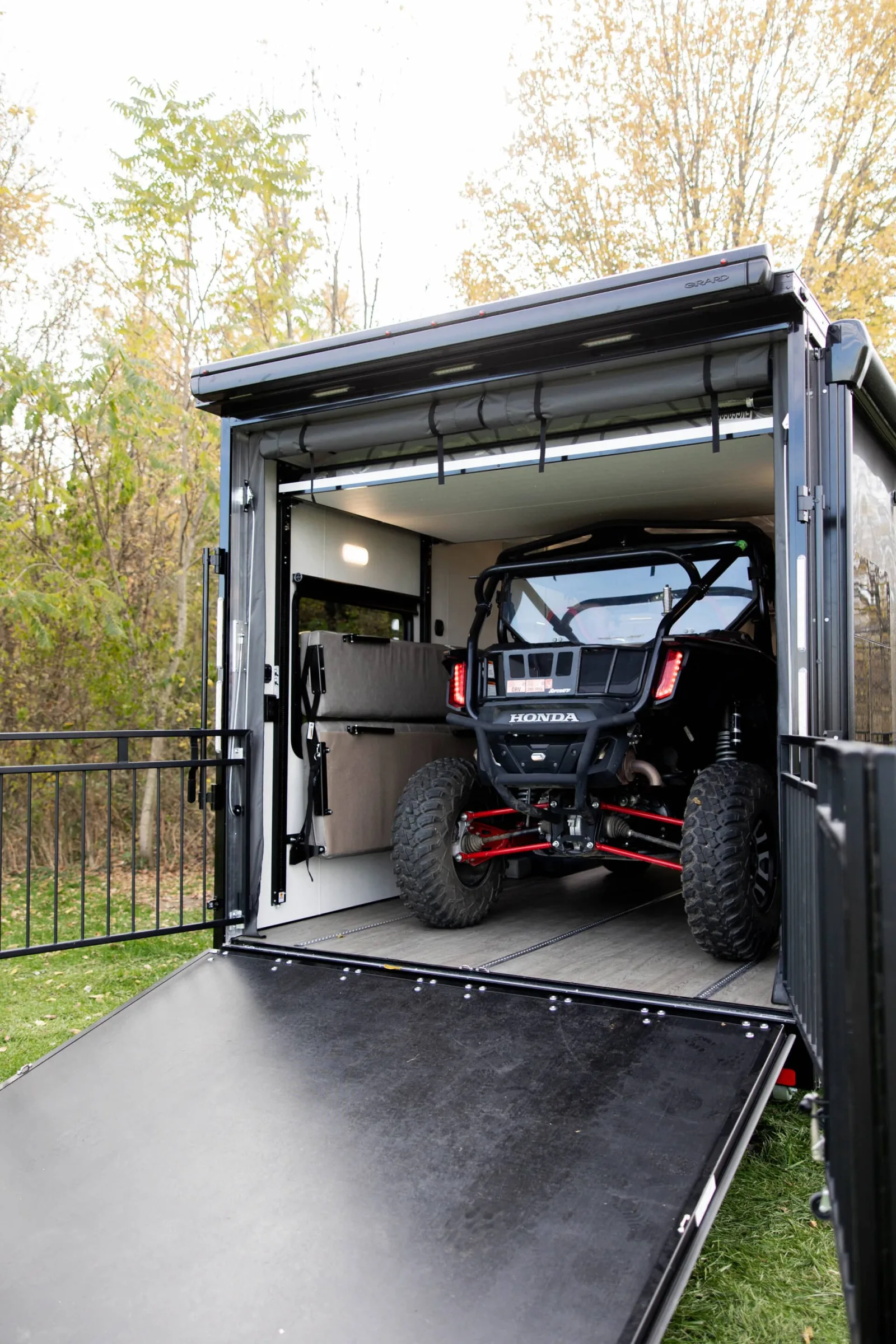 Plā 550 Travel Trailer Toy Hauler — view 7