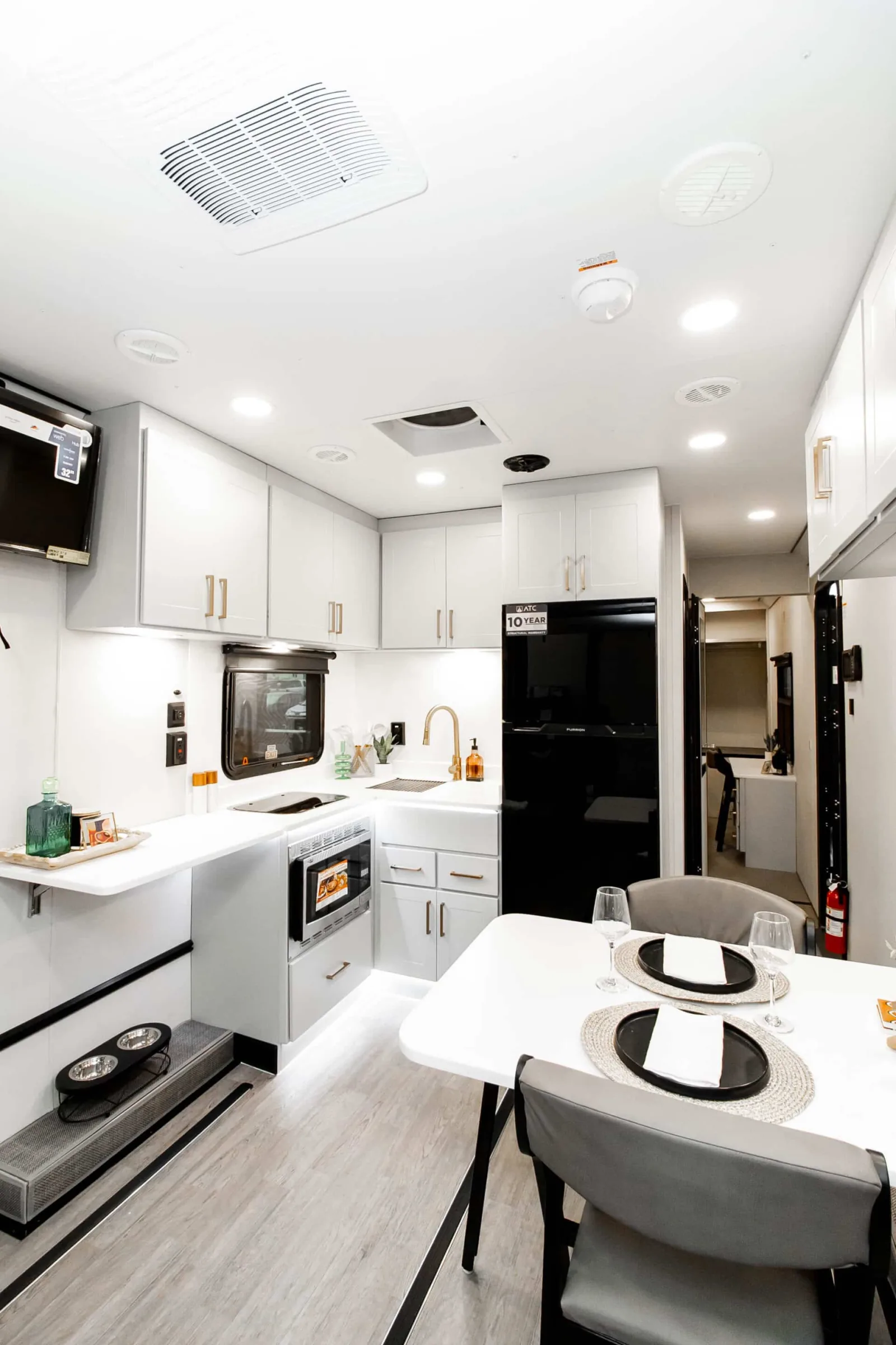 Plā 550 Travel Trailer Toy Hauler — view 9