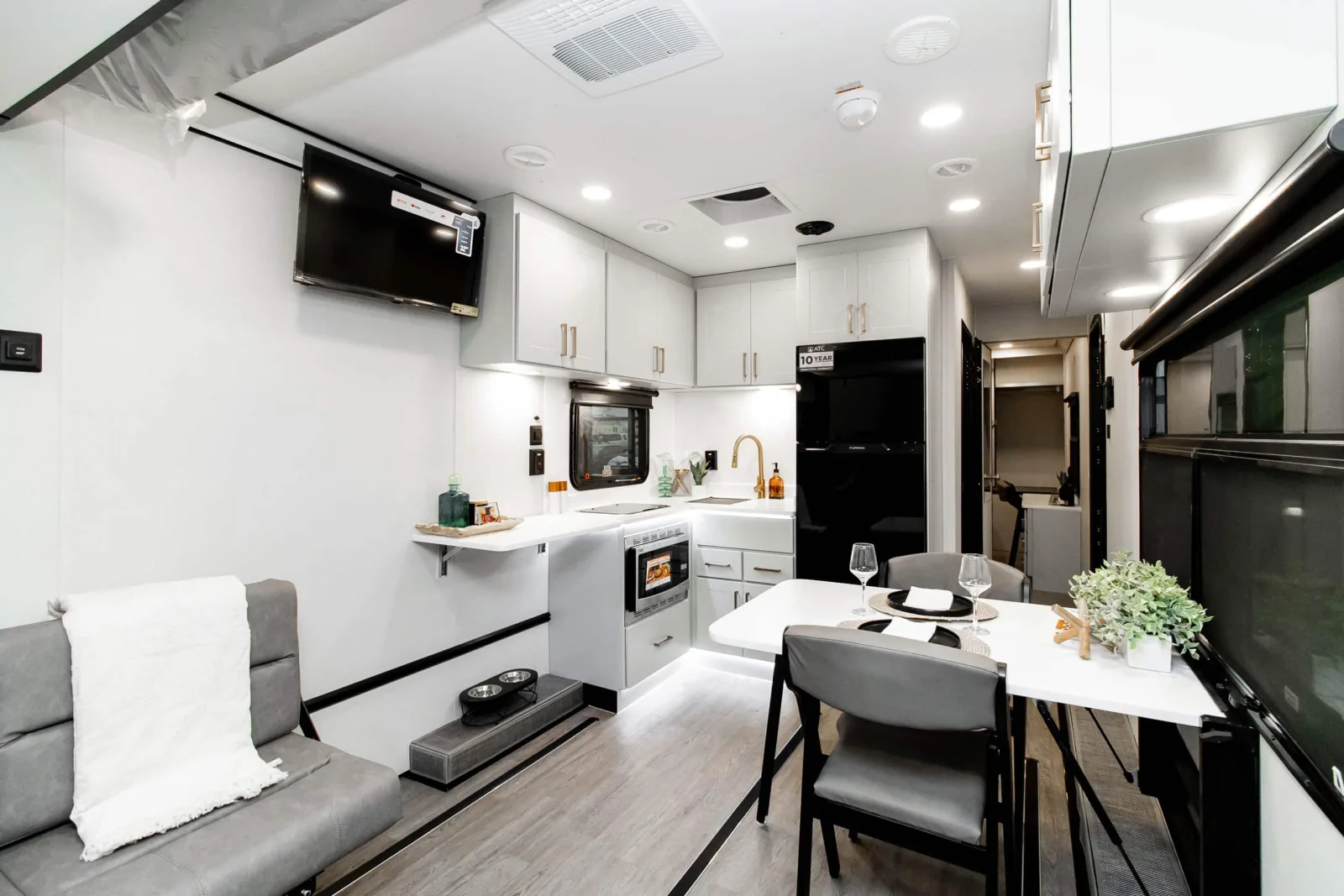 Plā 550 Travel Trailer Toy Hauler — view 10