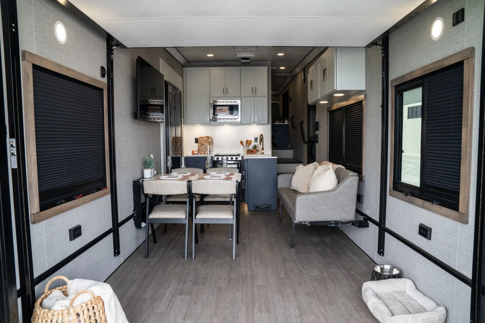 Plā 650 Lightweight Fifth Wheel Toy Hauler — view 1