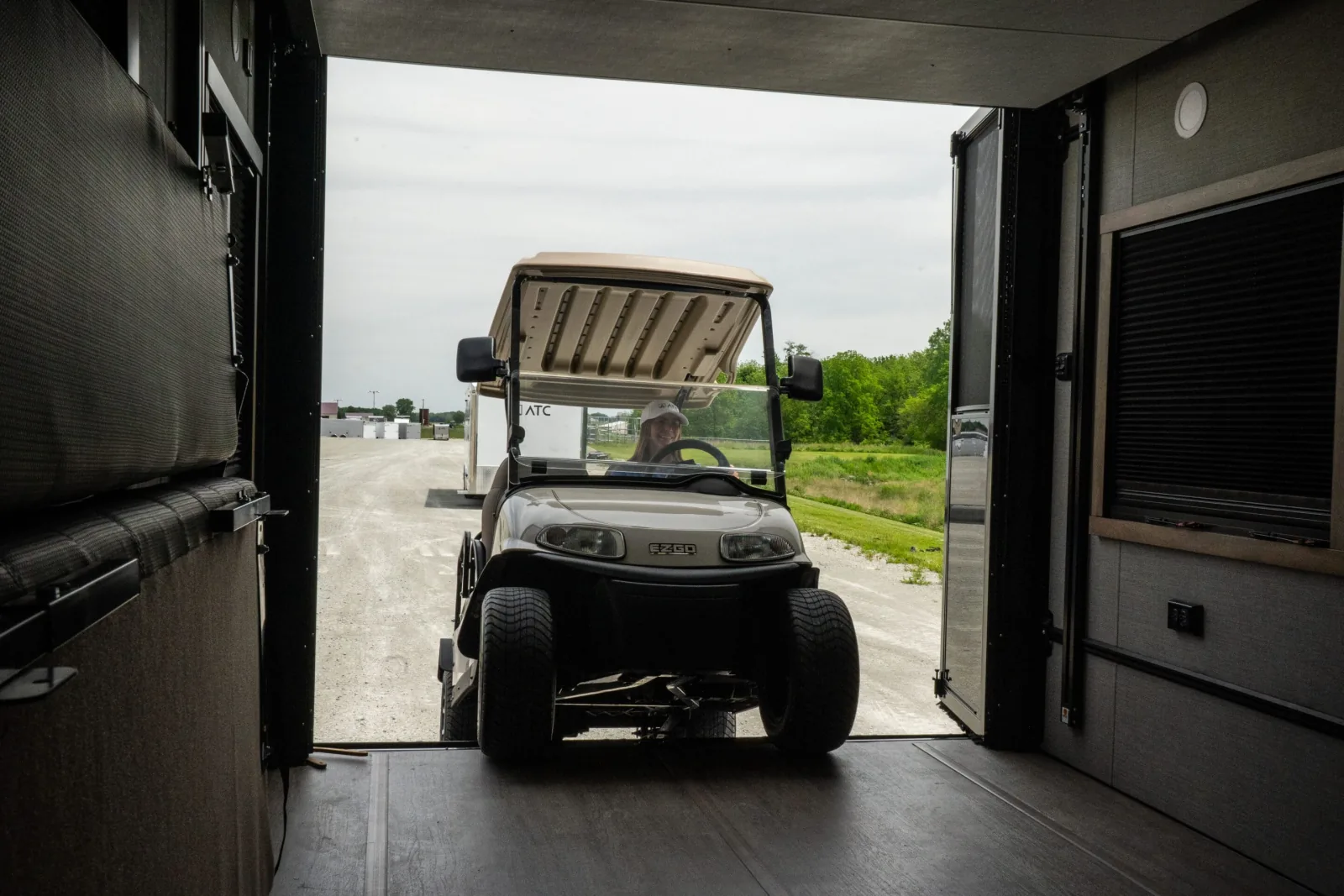 Plā 650 Lightweight Fifth Wheel Toy Hauler — view 2