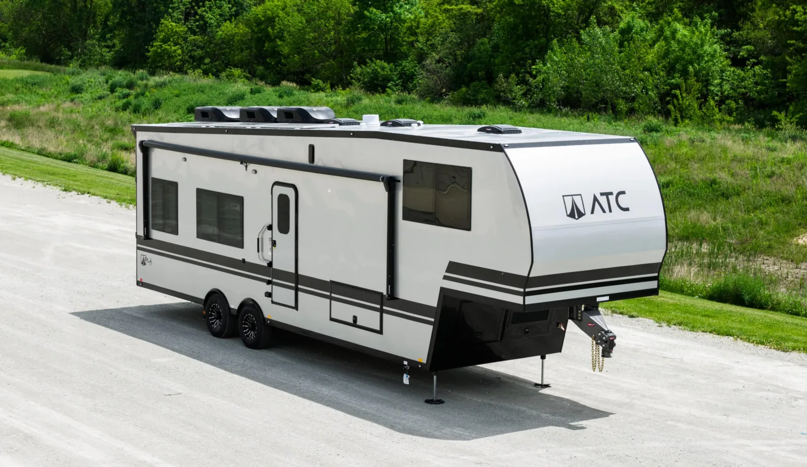 Plā 650 Lightweight Fifth Wheel Toy Hauler — view 3