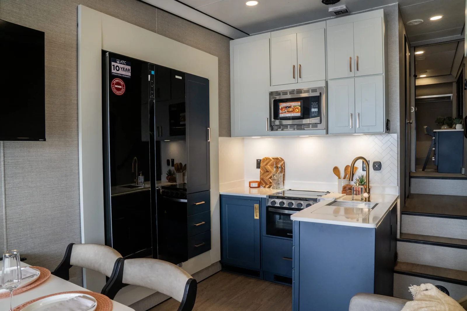 Plā 650 Lightweight Fifth Wheel Toy Hauler — view 4