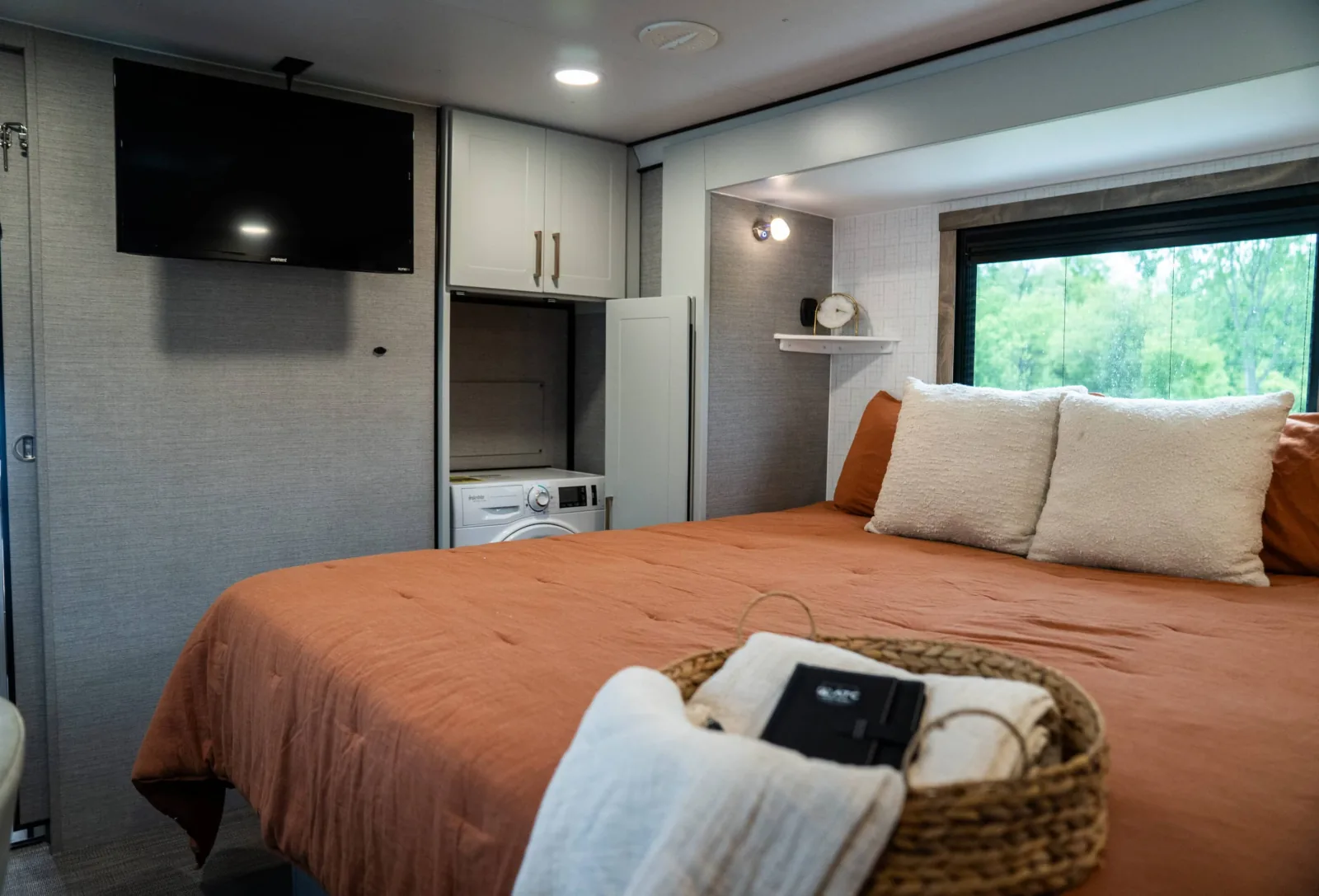 Plā 650 Lightweight Fifth Wheel Toy Hauler — view 5