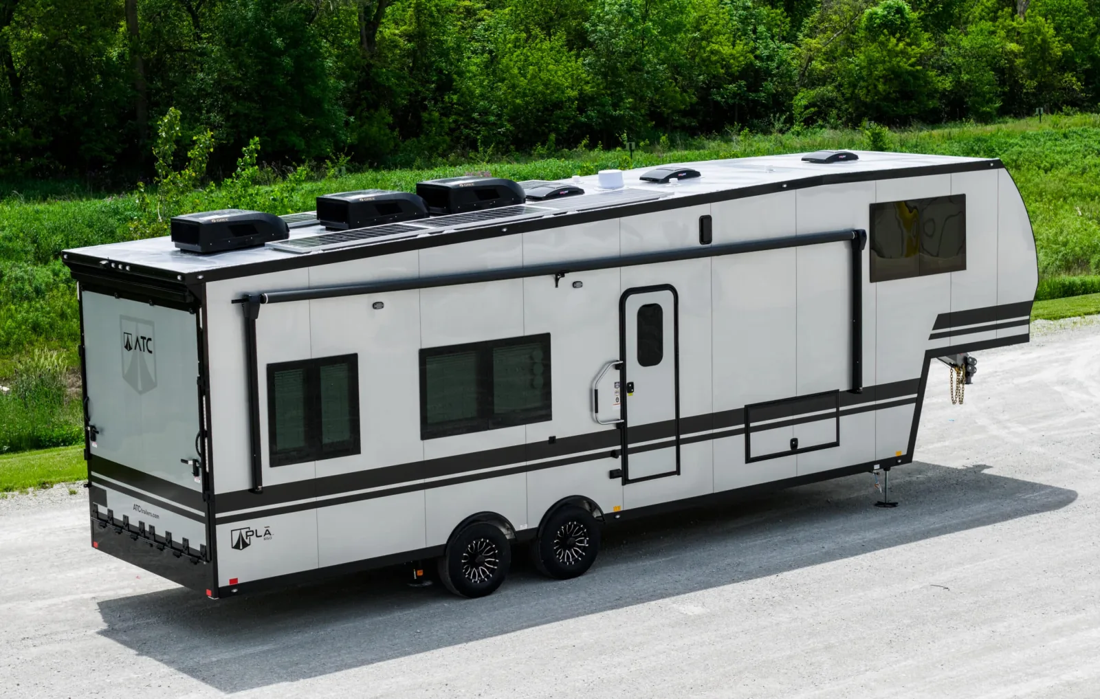 Plā 650 Lightweight Fifth Wheel Toy Hauler — view 6