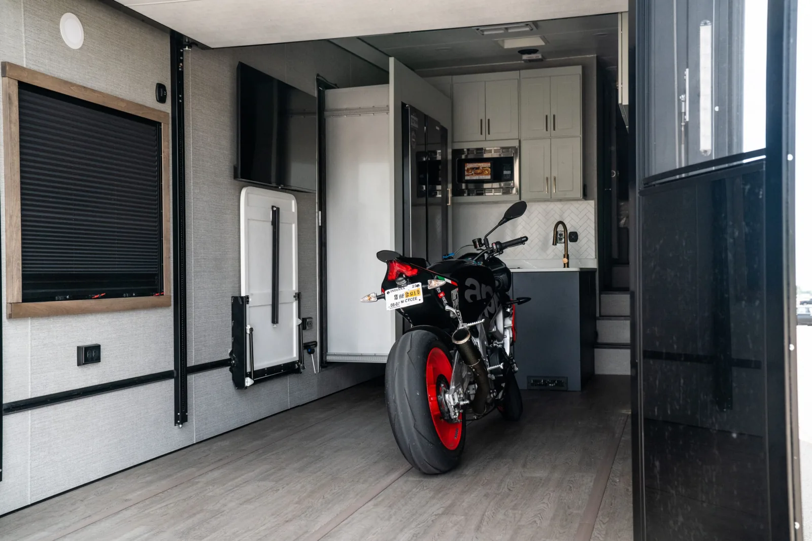 Plā 650 Lightweight Fifth Wheel Toy Hauler — view 7