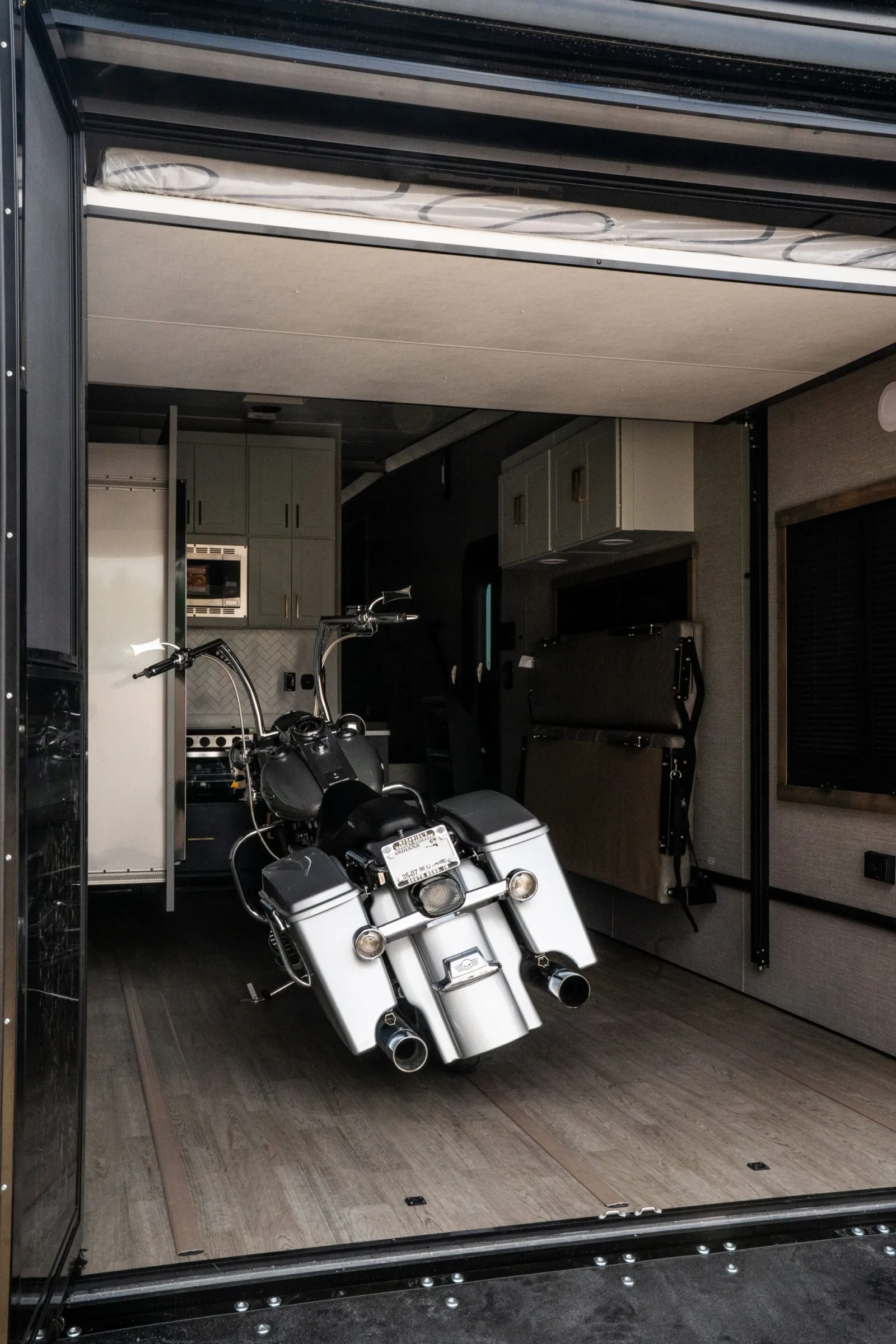 Plā 650 Lightweight Fifth Wheel Toy Hauler — view 8