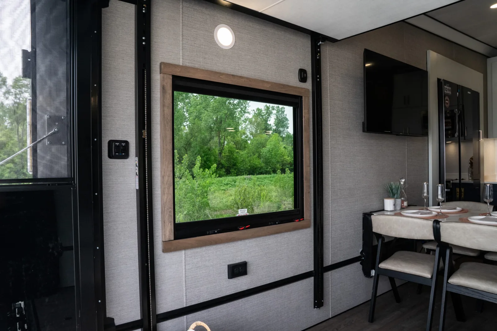 Plā 650 Lightweight Fifth Wheel Toy Hauler — view 9