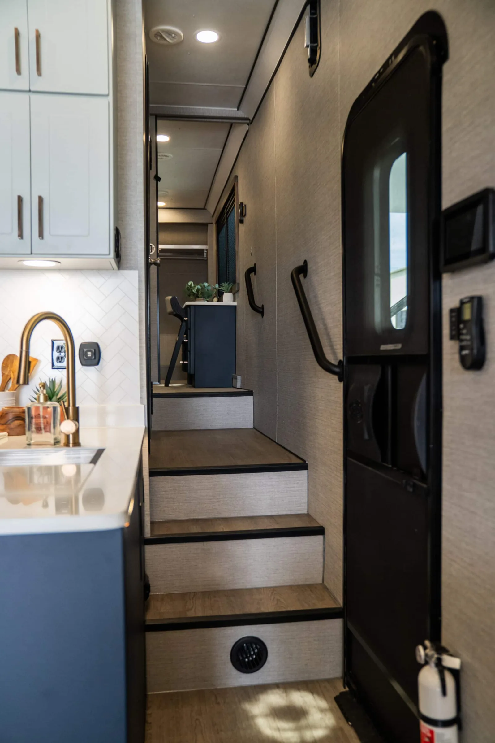 Plā 650 Lightweight Fifth Wheel Toy Hauler — view 10