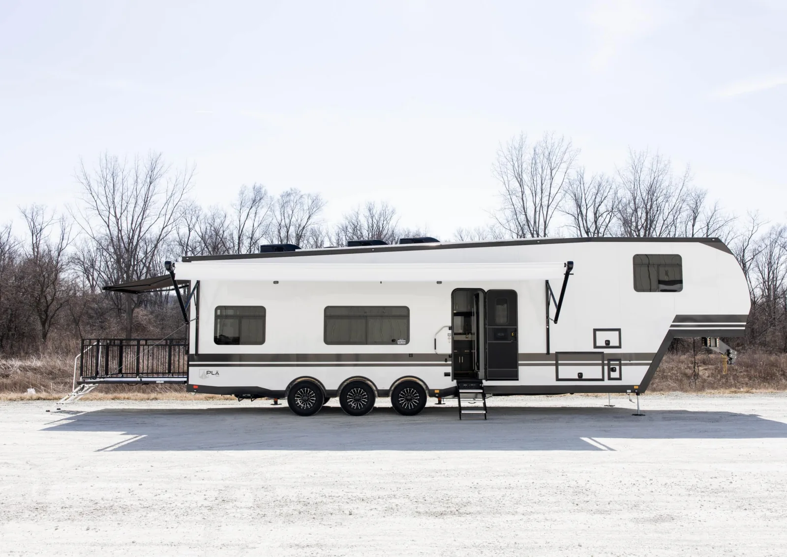 Plā 750 Fifth Wheel Toy Hauler — view 1